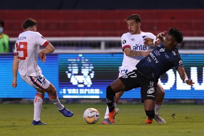 Angelo Preciado tuvo un buen partido ante los uruguayos.