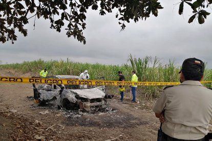 La víctima y su vehículo fueron quemados y abandonados en medio de unos canteros.