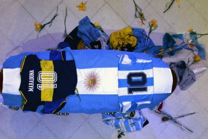 Vista del cajón cerrado donde yace Maradona, cubierto de una bandera argentina y una camiseta del Club Boca Juniors y de la Selección Argentina durante el velatorio hoy en la Casa Rosada en Buenos Aires (Argentina).