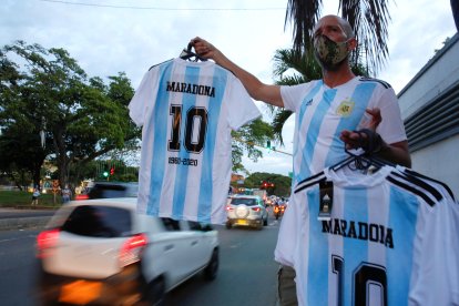 Maradona el ícono del fútbol recibirá un minuto de silencio en los estadio de Ecuador.