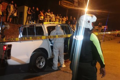 Decenas de personas se aglomeraron en el sitio para ayudar a las víctimas.