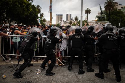 Por la desesperación de los argentinos por despedirse de Diego Maradona, hubo hinchas que pelearon con los policías en la Casa Rosada.
