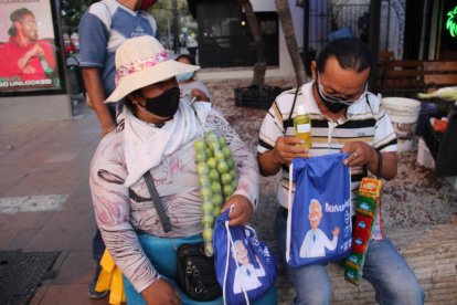 Por una semana indigentes del norte y sur de Guayaquil recibieron kits de limpieza.