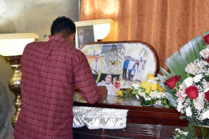 Sobre el féretro de Jorge Vargas Villón colocaron varias fotografías.