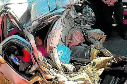 Las víctimas quedaron atrapadas en el vehículo.