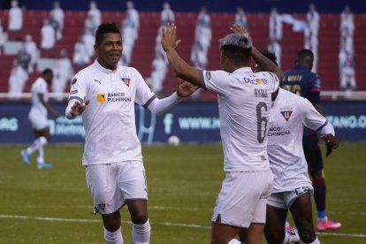Los jugadores de Liga de Quito festejan tras el gol anotado a Olmedo, la tarde de este viernes en el estadio Rodrigo Paz Delgado.