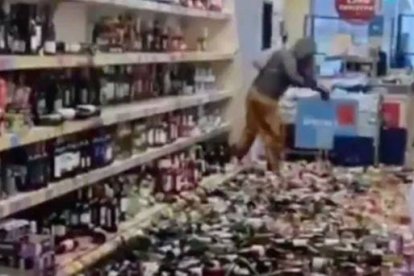 Así quedó el piso del supermercado por la acción de la mujer.
