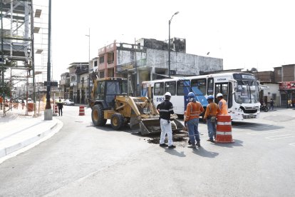 Los buses urbanos e intercantonales circulan cerca a los trabajos de la aerovía.