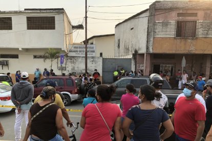 Los vinceños se apostaron en los exteriores del colegio, conmovidos con la triste noticia.