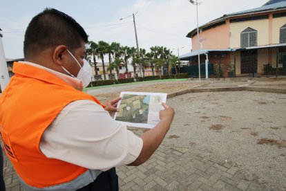 Eduardo Quimís muestra el terreno donde se tendría que construir una UPC.

FECHA :27/11/2020 

Agencia (ag-extra)