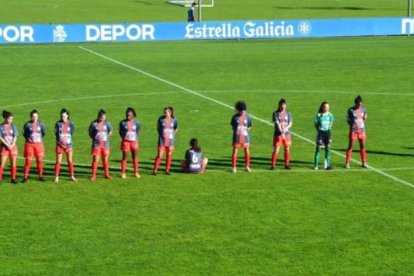 La joven se mantuvo sentada mientras se le rendían unos minutos al futbolista fallecido.