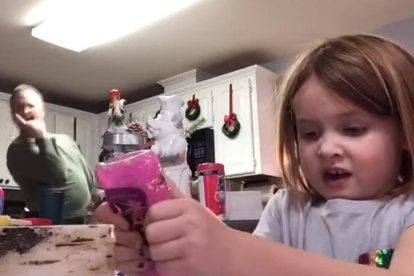 Delaney y su padre, Isaac Jones, de fondo.