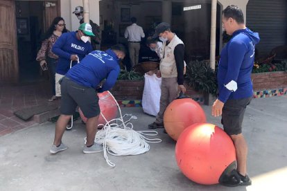 Los técnicos y guardaparques hicieron prácticas sobre cómo actuar ante una emergencia donde se vea afectada las especies de gran tamaño.