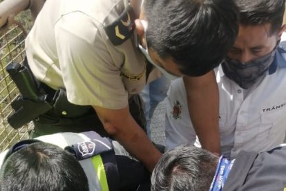 Un agente interviene para que una mujer no se lance del puente.