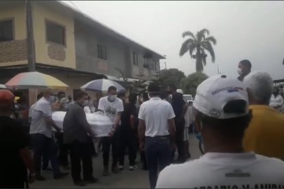 Las niñas fueron sepultadas junto a su mamá y distantes del papá.