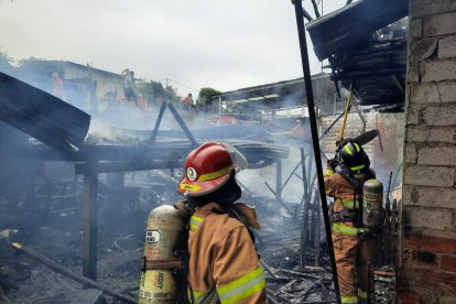 Se desconocen las causas que originaron las llamas en uno de los inmuebles y que contaminó a dos más.