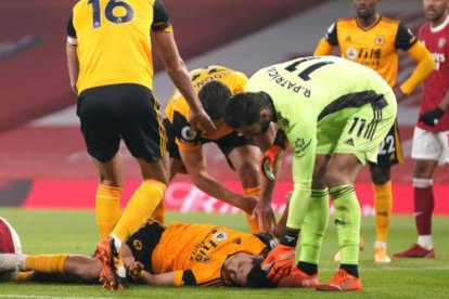 El mexicano Raúl Jiménez sufrió un golpe en la cabeza, tras chocar con el brasileño David Luiz.