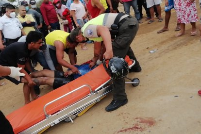 El motociclista tuvo que ser trasladado a una casa de salud debido a las heridas que sufrió.