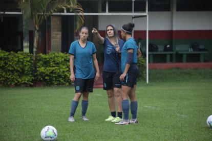 La seleccionadora Emily Lima da instrucciones a Giannina Lattanzio y Kerlly Real durante el entrenamiento en Brasil.
