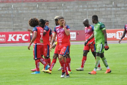 El Nacional no jugó ante el Guayaquil City al estar suspendido por deudas. Una sanción más y va directo a la Serie B.