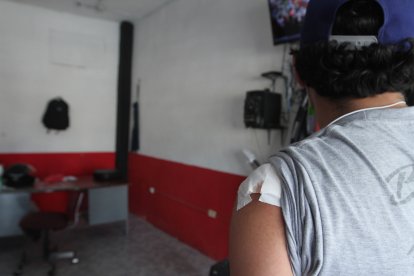 El barbero fue herido en el hombro izquierdo. Ayer por la tarde pretendía denunciar el ataque para que puedan extraerle el proyectil.