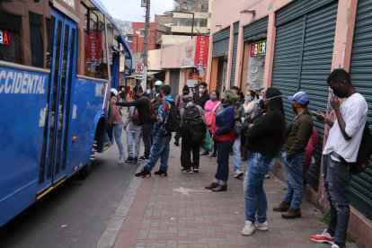 Los buses no siempre se estacionan en las paradas establecidas para recoger pasajeros.