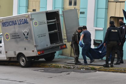 El cadáver de la joven fue retirado a las 16:30 del domingo pasado.