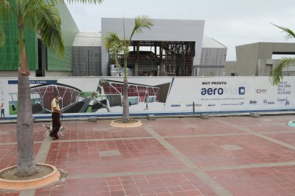 José Rivas pasea a su perro por el malecón de la Abel Gilbert.