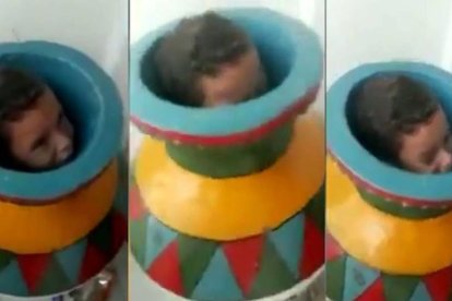 El niño en el jarrón donde se escondió como parte de un juego.