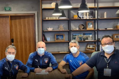 Pablo Repetto (segundo desde la izquierda) firmó su renovación por un año más con Liga de Quito.