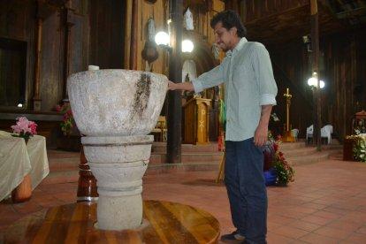 La pila bautismal dentro de la iglesia de Colonche es una de las reliquias de la localidad.