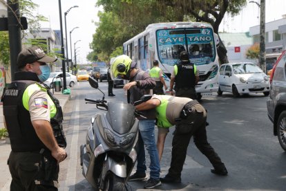Una de las medidas dispuestas por el Gobierno para controlar los actos delictivos en la urbe porteña es el incremento de policías.