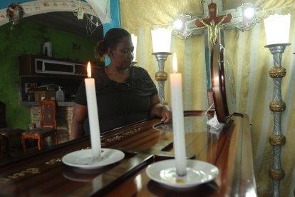 Carmen llora a su familiar, pues manifiesta que ante los ojos de las autoridades él siempre siguió siendo un invisible.