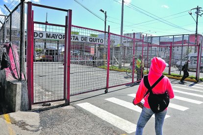 Debido al relajo, cerraron las puertas del mercado