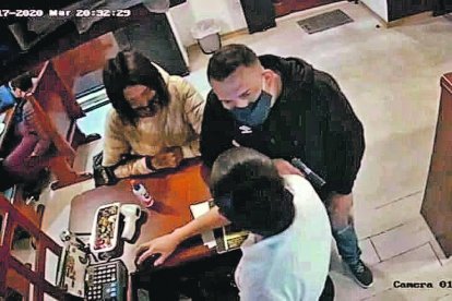 Los sujetos robaron en un local de comidas y fueron grabados en video.