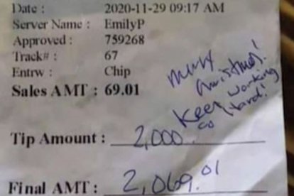 La factura donde consta la propina y un mensaje navideño del cliente.