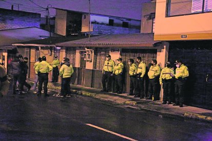 Luego del levantamiento del cadáver, los policías indagaron la zona en busca de más pistas.