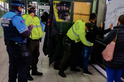 La Policía revisó a los detenidos y encontró la evidencia.