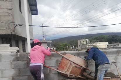 Vecinos se juntaron para hacer los bordillos de Trigoloma