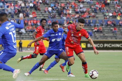 Byron Palacios se destaca como delantero de El Nacional.