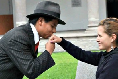 Actores personificando a un chulla quiteño y a una quiteña bonita