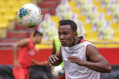 Pedro Pablo Velasco será titular por el costado derecho