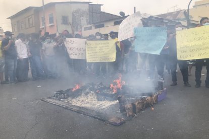 La manifestación de los indígenas y comerciantes duró cerca de dos horas.