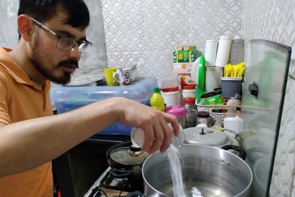 En su cocina Édison elabora los suavizantes y demás productos que ofrece a sus clientes.