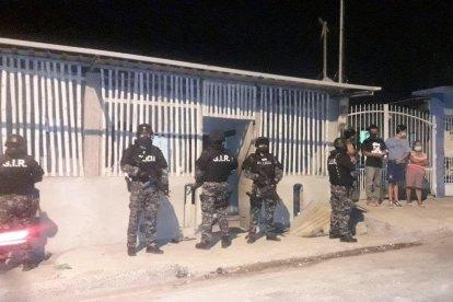 Los agentes especializados revisaron varios domicilios, la noche del pasado viernes.