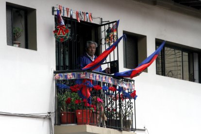 Los ciudadanos no dejaron de colocar las banderas para homenajear a la ‘Carita de Dios’.