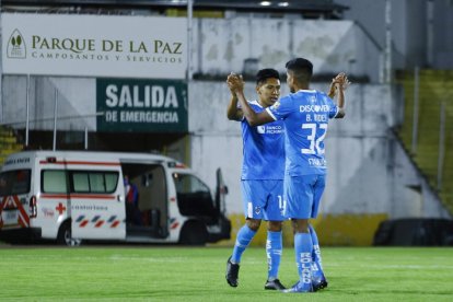 Bryan Oña (izq.) celebra su gol ante Liga.