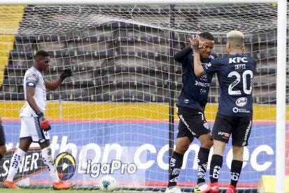 Gabriel Torres y Christian Ortiz, los goleadores del Independiente, festejan tras el primer gol marcado a los militares.