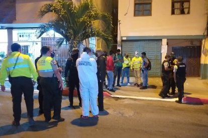 Agentes policiales, personal de Criminalística y de Muertes Violentas se desplegaron en la zona del ataque.