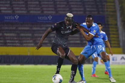 Cristian Martínez Borja, goleador del torneo, fue bien controlado por la defensa de la Universidad Católica.